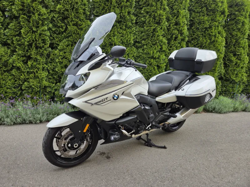 Biała BMW K1600 GT - drugi widok z boku