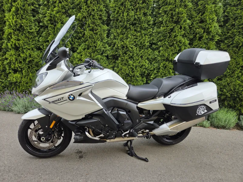Biała BMW K1600 GT - widok z boku