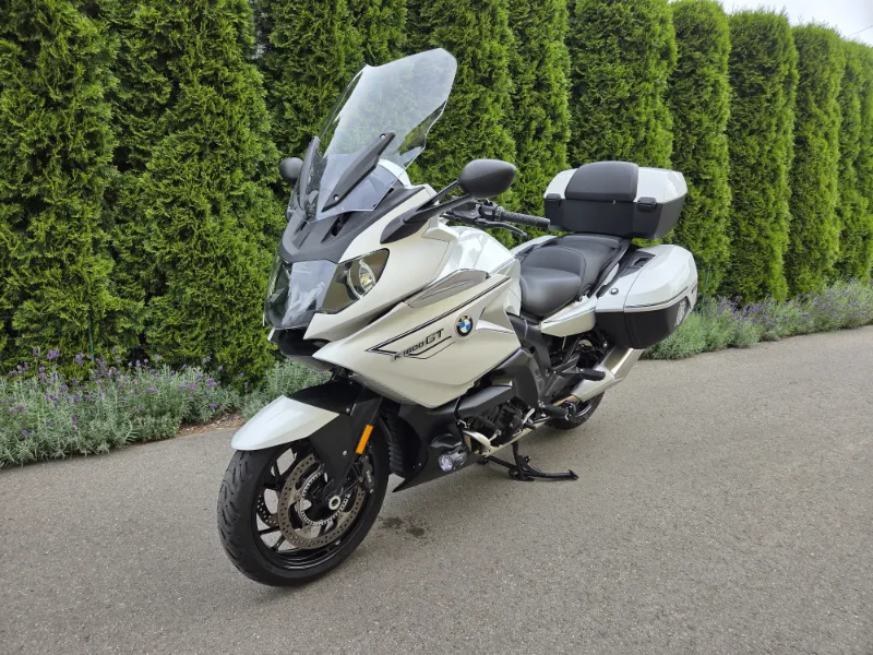 Biała BMW K1600 GT - widok z przodu