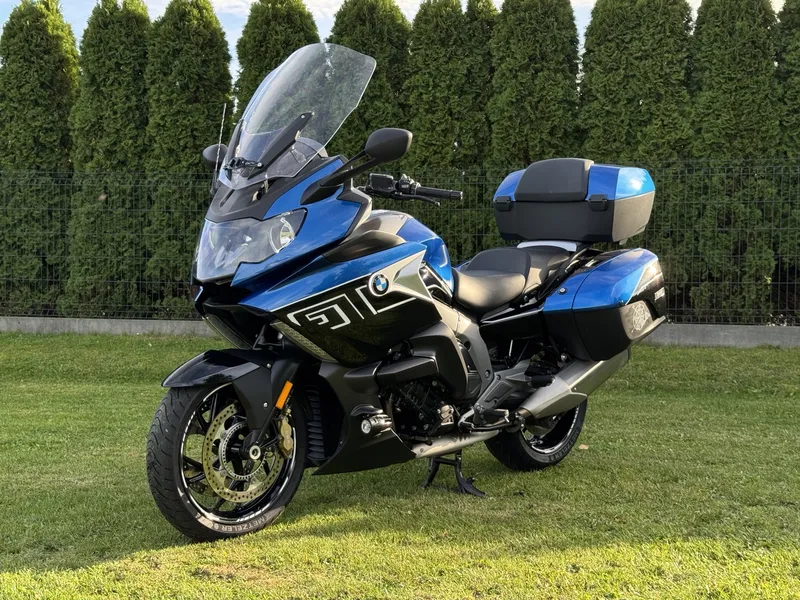 Niebieska BMW K1600 GT - widok z boku