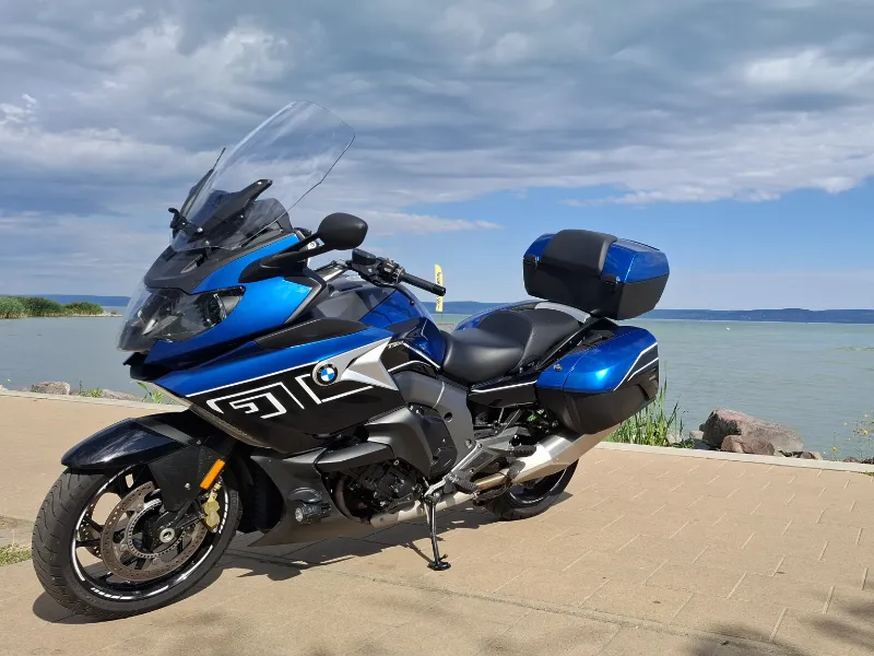 Niebieska BMW K1600 GT - widok z boku