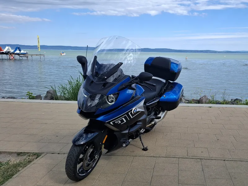 Niebieska BMW K1600 GT - widok z przodu