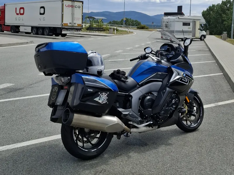 Niebieska BMW K1600 GT - widok z tyłu